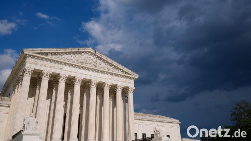 Der Supreme Court stärkt Trump den Rücken. Bild: Susan Walsh/AP/dpa