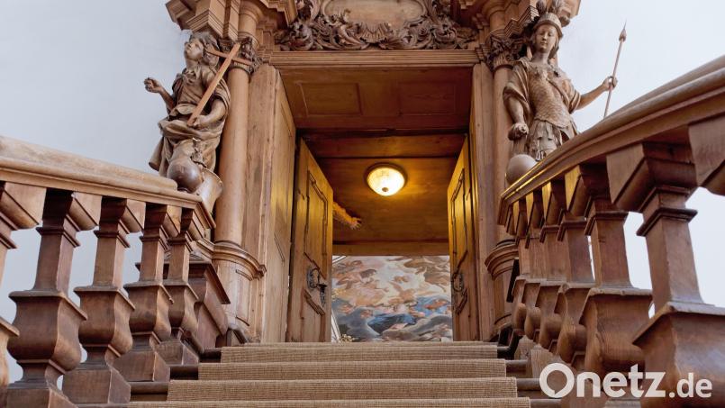 Für die Sanierung der Stiftsbibliothek Waldsassen (im Bild der Hauptzugang mit dem Portal) und die Neukonzeption der Räume um die barocke Sehenswürdigkeit sind jetzt die Bundesmittel bewilligt worden. Damit können die eigentlichen Arbeiten im Frühjahr 2026 beginnen. Archivbild: Norbert Grüner