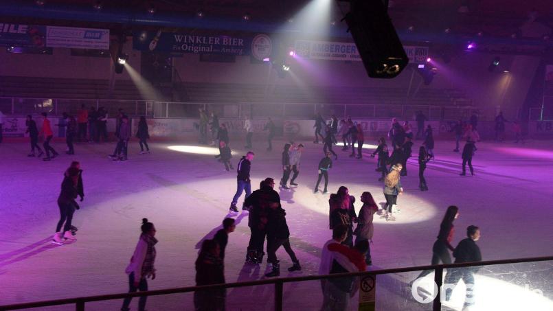 Bei passenden Lichteffekten und heißer Musik macht es richtig Spaß über die Eisfläche zu rutschen. In dieser Wintersaison gibt es einige neue Events in der Eishalle in Amberg. Archivbild: Andreas Brückmann
