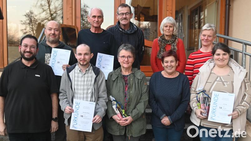 Gebietsleiter Navid Hussain (links, vorne) und Betriebsratsvorsitzender Andreas Kehl (hinten, Mitte) dankte den langjährigen Zeitungszusteller (von links, vorne) Alexander Wendel, Kirsten Goldbach, Rosi Mutzbauer, Karin Flierl, (von links, hinten) Thomas Kummer, Gerhard Herbst, Roswitha Maul und Betti Kellermann. Bild: gf