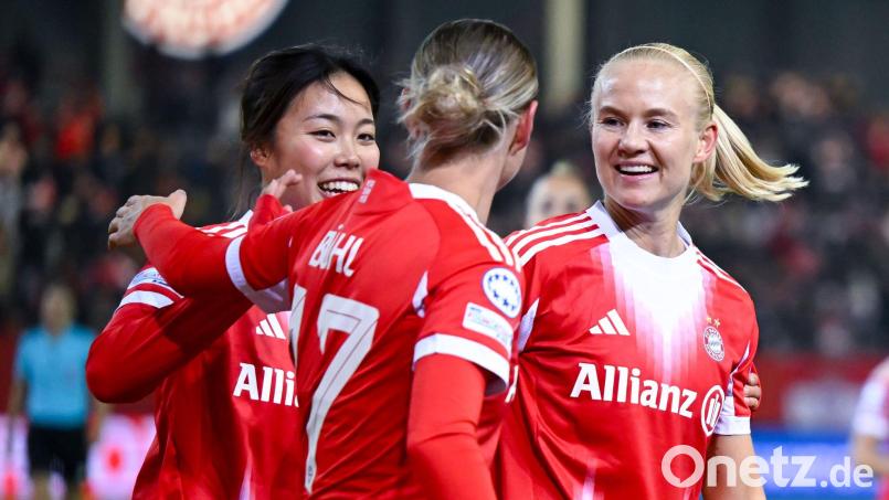Pernille Harder (r) traf für die Bayern-Fußballerinnen beim 4:0 gegen Union. Bild: Sven Hoppe/dpa