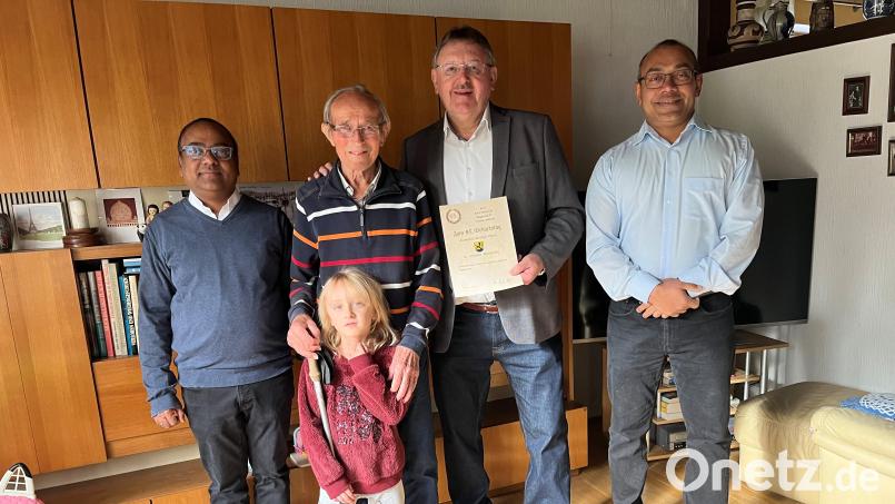Dem Jubilar Karl Stubenvoll (Zweiter von links) gratulierten (von links): Pfarrer Hrudaya Mandanu, Bürgermeister Hans-Martin Schertl, Pater Jimmy und Enkelin Matilda. Bild: Stefanie Gradl