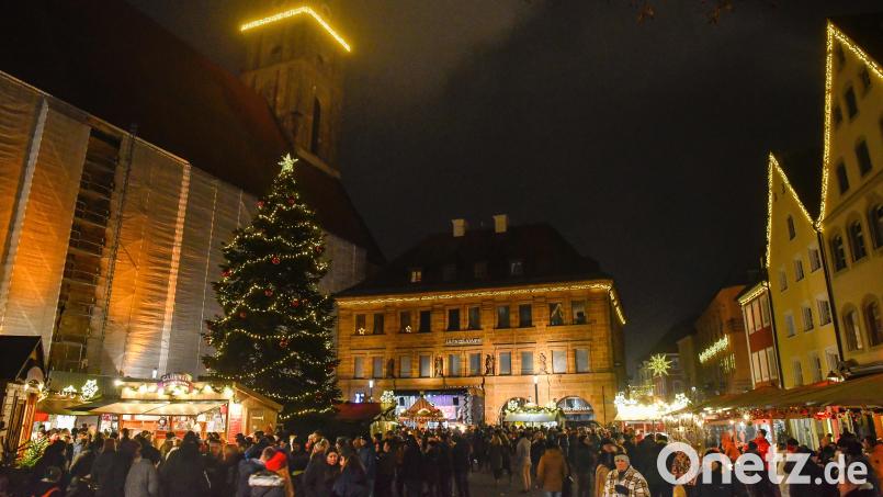 In diesem Jahr finden in der Nordoberpfalz wieder viele Weihnachtsmärkte statt. Ein Highlight ist der Markt in Amberg mit zahlreichen Buden und Veranstaltungen. Archivbild: Petra Hartl