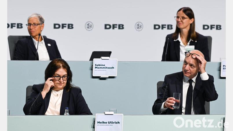 Das Bild täuscht: DFB-Boss Bernd Neuendorf umgeben nur vom Frauen Bild: Arne Dedert/dpa