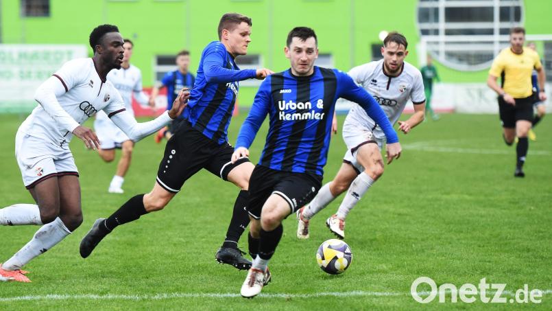 Patryk Bytomski (Zweiter von rechst) und Niklas Lang (links daneben) mühten sich gegen den FC Ingolstadt II, doch am Ende stand eine klare Heimniederlage. Bild: Gerhard Büttner