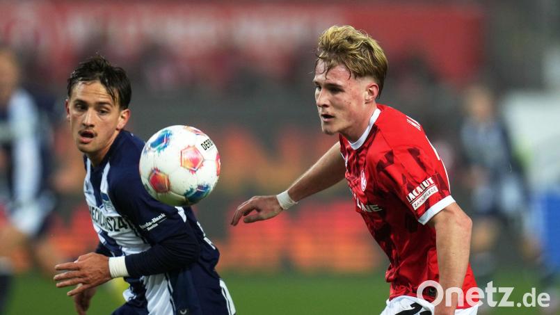 Kaiserslauterns Mika Haas (r) und Herthas Michal Karbownik im Zweikampf. Bild: Thomas Frey/dpa
