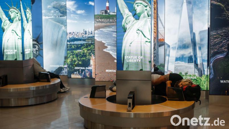 An vielen Flughäfen in den USA müssen Reisende sich auf lange Wartezeiten einstellen - so wie hier am LaGuardia International Airport in New York. Bild: Olga Fedorova/FR172242 AP/AP/dpa