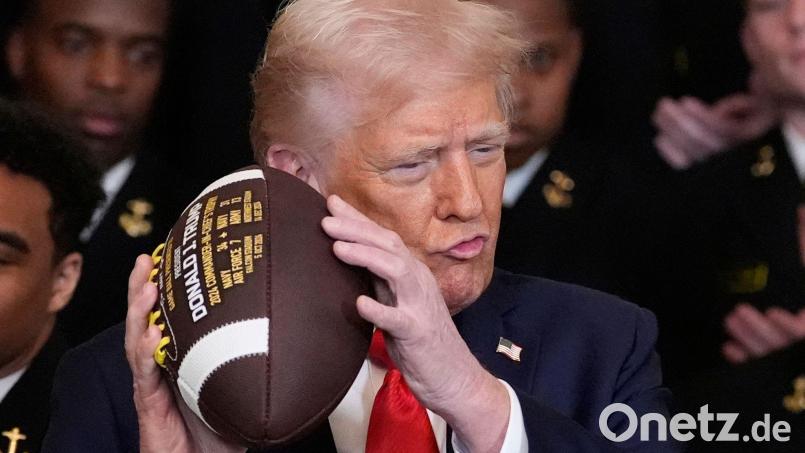 Am Sonntag will Trump ein Spiel der Commanders im Stadion mitverfolgen. (Archivbild) Bild: Alex Brandon/AP/dpa