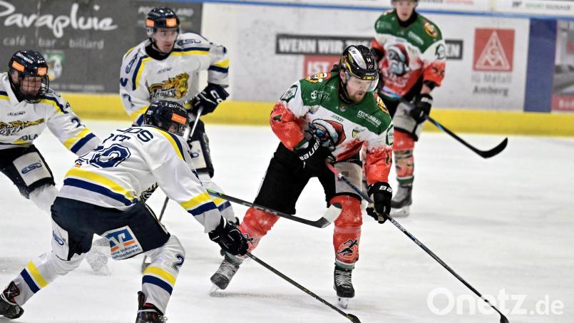 Der EHC Waldkraiburg setzte sich in der Eishockey-Bayernliga mit einem klaren 8:1 gegen den ERSC Amberg durch. Bild: Hubert Ziegler