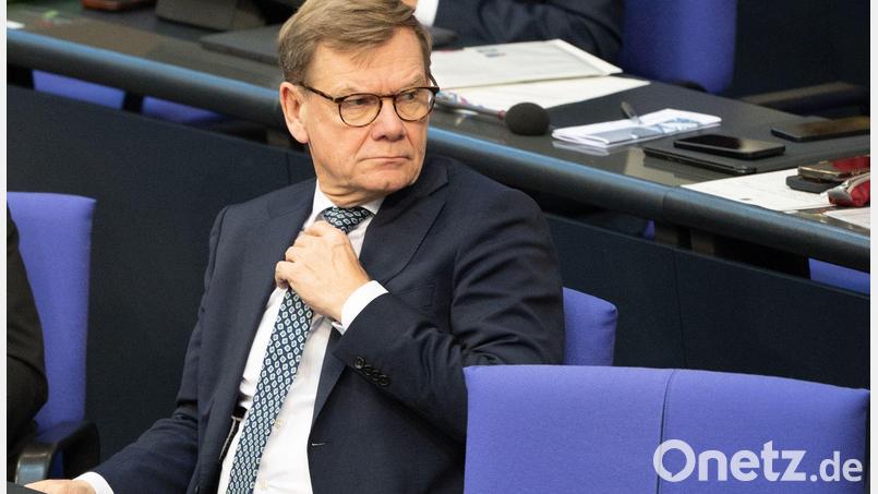 Außenminister Johann Wadephul (CDU) wollte eigentlich per Regierungsflugzeug zu einem Gipfeltreffen nach Kolumbien reisen. Weil es einen Defekt an der Maschine gab, muss er umplanen und zunächst Linie fliegen. (Archivbild) Bild: Alicia Windzio/dpa