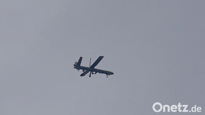 Zwei Menschen werden bei israelischen Luftschlägen im Libanon getötet. Mehrere werden verletzt. Bild: Hussein Malla/AP/dpa