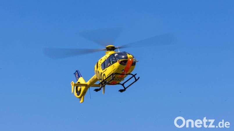 Auch ein Rettungshubschrauber war auf dem Weg zum Unfallort. Symbolbild: Frank Hammerschmidt/dpa