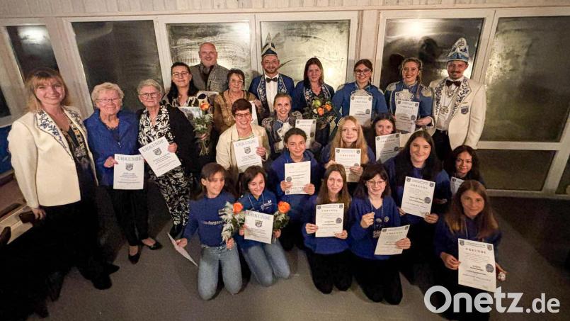 Zahlreiche Mitglieder und Gardemädels wurden geehrt Bild: egl