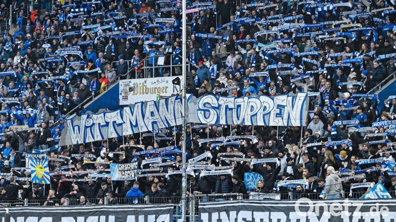 Fans der TSG Hoffenheim zeigten beim Heimspiel gegen RB Leipzig ihren Unmut über Spielerberater Roger Wittmann. Bild: Uwe Anspach/dpa