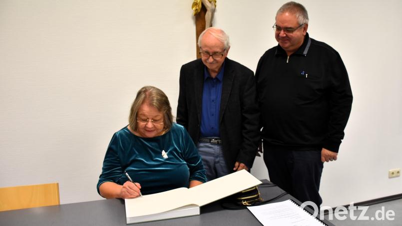 Rosa und Karl Prell (links) haben ihr Werk auf Wunsch auch bei der Buchpräsentation im Pfarrsaal Tirschenreuth signiert. Hans Stelzel von der Katholischen Erwachsenenbildung (rechts), der die Buchvorstellung organisierte, hat sich gleich ein Exemplar gesichert. Bild: ubb