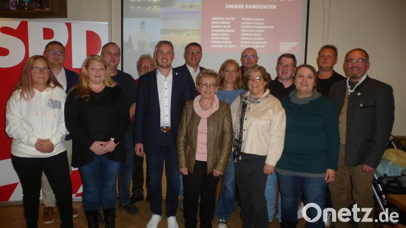 Als Bürgermeisterkandidat führt Andreas Solter (Sechster von links) die Gemeinderatsliste an. Nicht im Bild: Melis Simsek und Thomas Krauß. Links: Wahlleiter Gregor Forster. Bild: bk