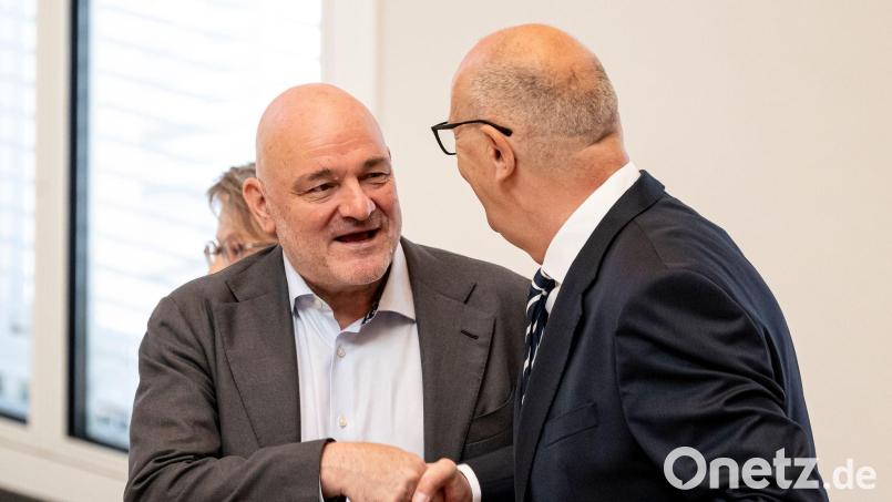 Die SPD/BSW-Koalition mit Ministerpräsident Dietmar Woidke (SPD) und Vize-Regierungschef Robert Crumbach (BSW) berät über zwei in der BSW-Fraktion umstrittene Medienstaatsverträge (Archivbild). Bild: Fabian Sommer/dpa