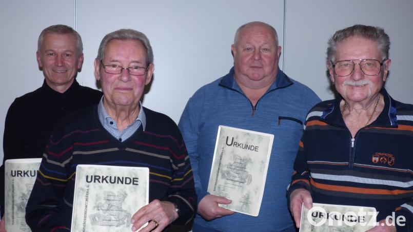 Raimund Wenzl, Josef Hoffmann, Manfred Schiller und Herbert Eger (von links) gehören zu den langjährige Mitglieder der Postbaugenossenschaft, die nun geehrt wurden. Bild: Dagmar Deutschländer