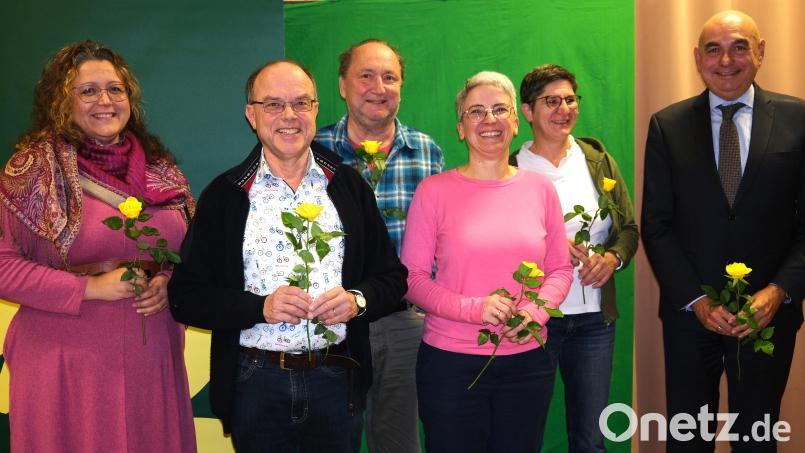 Optimistisch gehen die Spitzenkandidaten der Schwandorfer Grünen in den Kommunalwahlkampf (von links): Anja Wilhelm, Christoph Beck, Paul Groß, Miriam Pöhlmann und Sabine Ernst. Rechts steht Landtagsabgeordneter Jürgen Mistol. Bild: Hirsch