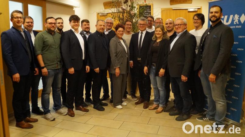 Mit tatkräftigen, motivierten Kandidatinnen und Kandidaten sowie Martin Birner (elfter von links) als Bürgermeisterkandidat geht die CSU ins Rennen um Mandate im Stadtrat. Bild: wel