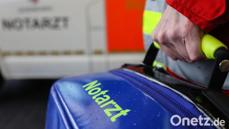 Ein Notarzt versorgte den Mann. (Symbolbild) Bild: Oliver Berg/dpa