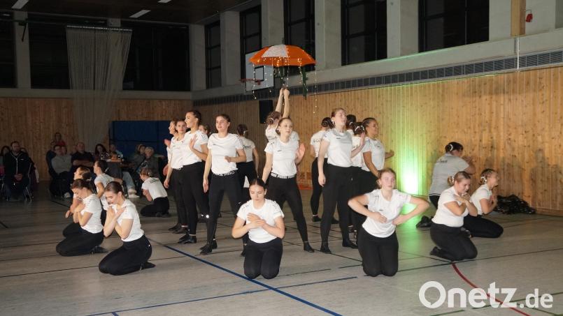 Die Prinzengarde lässt mit dem Schautanz "Sonne, Mond und Sterne" erahnen, wie gut das erst mit Kostümen aussehen könnte.. Bild: wel