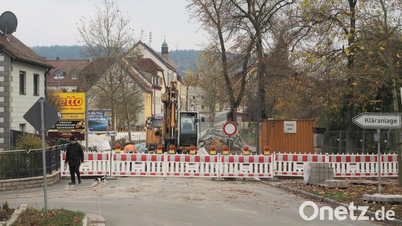 Das letzte Teilstück der Sanierung der Unteren Vorstadt zwischen Einfahrt zum Lebensmitteldiscounter und dem Klosterweg in Auerbach soll demnächst fertig werden. Die Sperrung wird voraussichtlich am 1. Dezember aufgehoben. Bild: kek