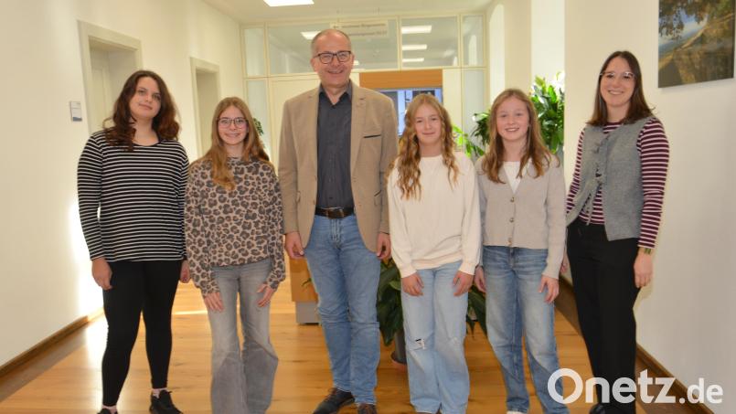 Vorstellung des neuen Kemnather Christkindes Emma Schultes (Zweite von links) durch Bürgermeister Roman Schäffler und Nina Lang (rechts), zuständig für Stadtmarketing/Tourismus. Zum himmlischen Quartett gehören die Engel Kimberly Wehlmann (links) sowie Elena Groß (Dritte von rechts) und Mila König. Bild: Dieter Jenß