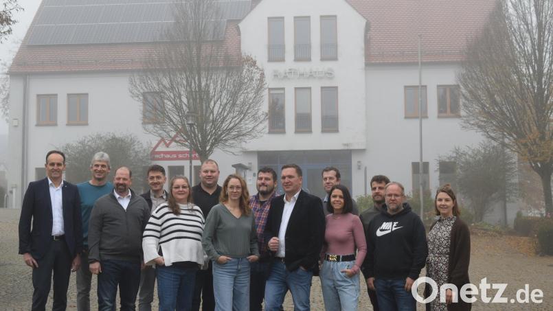 Die Gemeinderatskandidaten der Freien Wählergemeinschaft Edelsfeld und Umgebung stellen sich auf der Nominierungsversammlung vor. Bild: Elfriede Winter