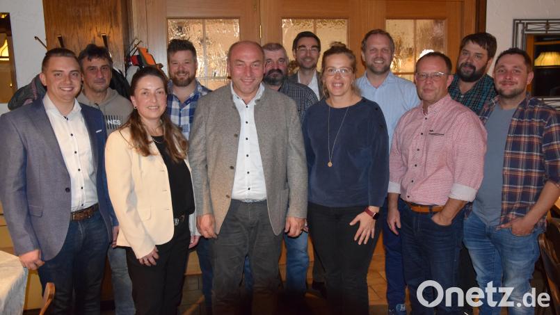 Ganz klar ist Gerhard List (vorne, 3. von links) als amtierender Bürgermeister die Gallionsfigur für die Kommunalwahl 2026. Aber die Kohlberger CSU bietet hierfür auch ein erlesenes Angebot an Kandidaten für den Marktgemeinderat an. Bild: fz