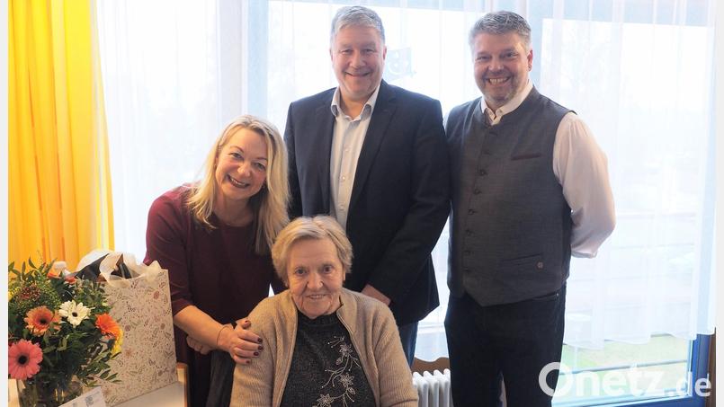 Karin Müller aus Auerbach (sitzend) freut sich über die Glückwünsche zum 80. Geburtstag. Bild: kek