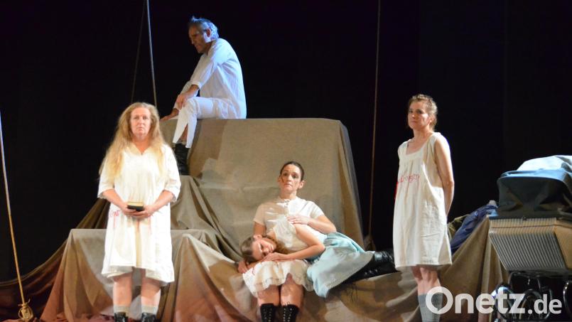 Mit dem Drama um die Familie Danner sorgt das Moderne Theater Tirschenreuth im Kettelerhaus für Gänsehautfeeling. Bild: Benkhardt