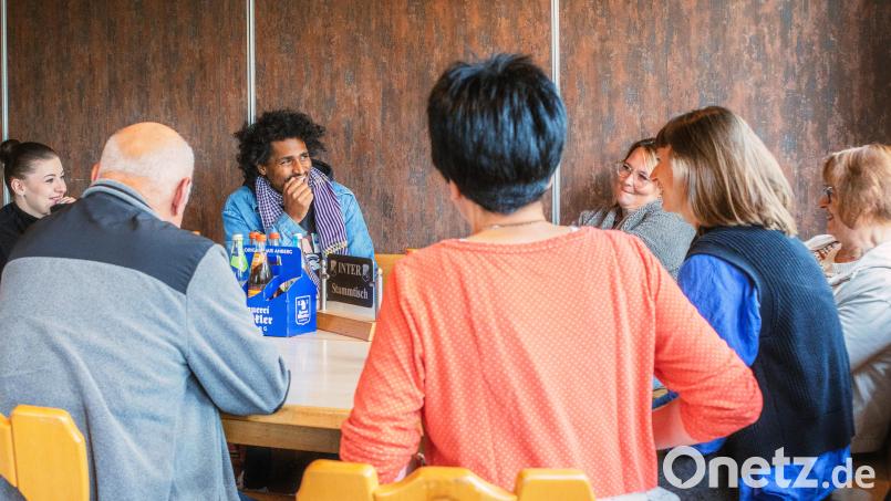 &quot;Er kann gut zuhören - und er hat Humor!&quot; Diese ersten Eindrücke hatte die Gruppe der Neuen Auftraggeber beim persönlichen Kennenlernen mit Julian Warner (3. von links). Bild: Andreas Hofstetter