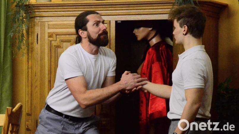 Mann, du musst mit mir die &quot;Zuckerpuppe&quot; verstecken: Konditormeister Gustl (Sandro Witt, links) fleht seinen Gesellen Toni (Moritz Egeter) an, ihm aus der Patsche zu helfen. Bild: Kunz