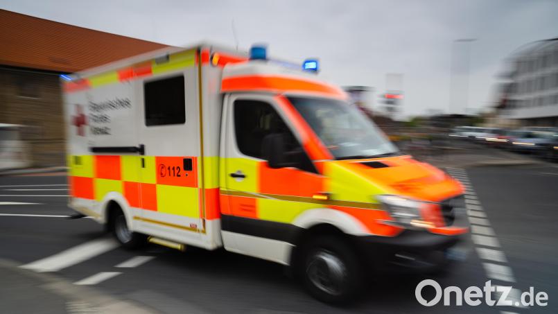 Ein 52-jähriger Mann wurde bei Waldarbeiten in Freudenberg von einem Baumstamm getroffen und verletzt. Rettungskräfte brachten ihn ins Krankenhaus. Symbolbild: Gabi Schönberger