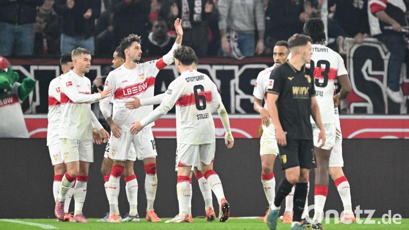 Die Stuttgarter feiern den Sieg gegen den FC Augsburg. Bild: Bernd Weißbrod/dpa