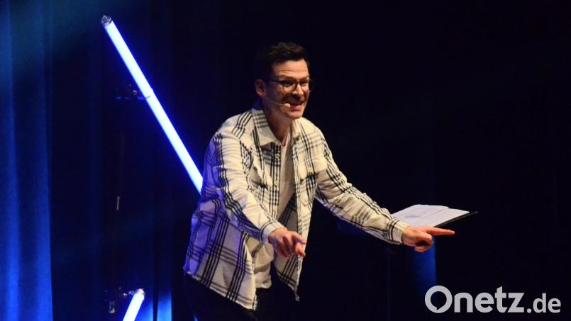 Martin Frank fühlt sich bei seinem Auftritt in der Weidener Max-Reger-Halle sichtlich wohl. Bild: Kunz