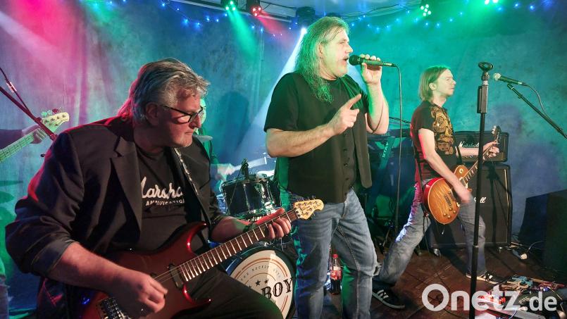 Die "Old Boy and the Rocking Guys" auf der "Live Stage" im "Parapluie" wühlen in der Kiste der Rockgeschichte. Bild: Kunz