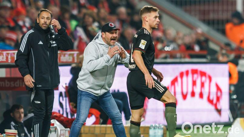 Baumgart (M.) ärgerte sich über die VAR-Entscheidung. Bild: Andreas Gora/dpa