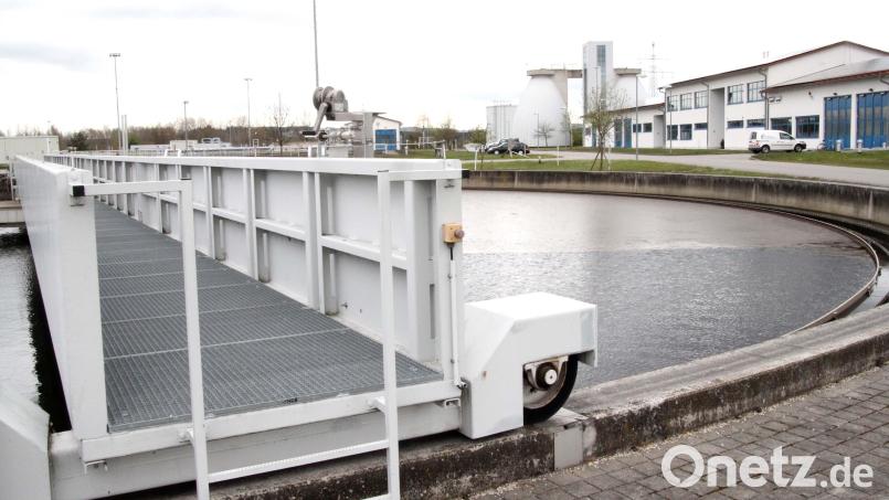 Die Gemeinden Schwandorf und Wackersdorf betreiben eine gemeinsame Kläranlage und investieren in die Sanierung der Faultürme (im Hintergrund) knapp zwei Millionen Euro. Bild: Hirsch