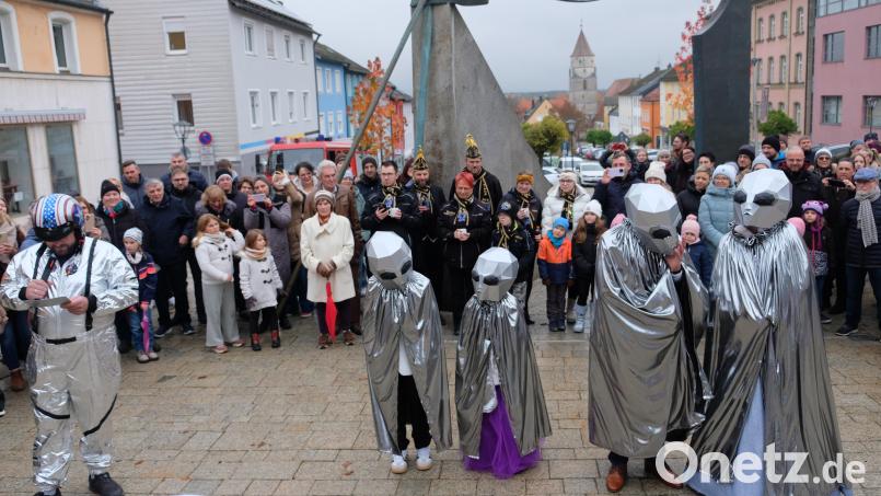 Aus der unendlichen Weite des Alls kommend landeten in Begleitung von &quot;Terminator Augustus Light Beer&quot; (links) vier Aliens auf dem Eschenbacher Stadtplatz, um bis Aschermittwoch die Regierungsgeschäfte zu übernehmen. Bild: do