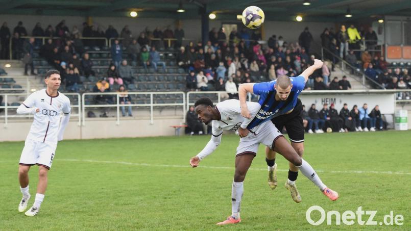Es ging richtig zur Sache: Hier ein Kopfballversuch von SpVgg-SV-Stürmer Jahi Sylejmani (rechts). Die Weidener verloren gegen den FC Ingolstadt II mit 0:3. Bild: Gerhard Büttner
