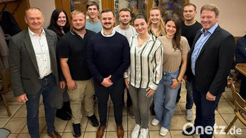 Die Junge Union Ebermannsdorf ist bei der Kommunalwahl am 8. März 2026 erstmals mit einer eigenen Liste dabei. Dazu gratulierten Bürgermeister Erich Meidinger (links) und JU-Kreisvorsitzender Henner Wasmuth (rechts). Bild: bö