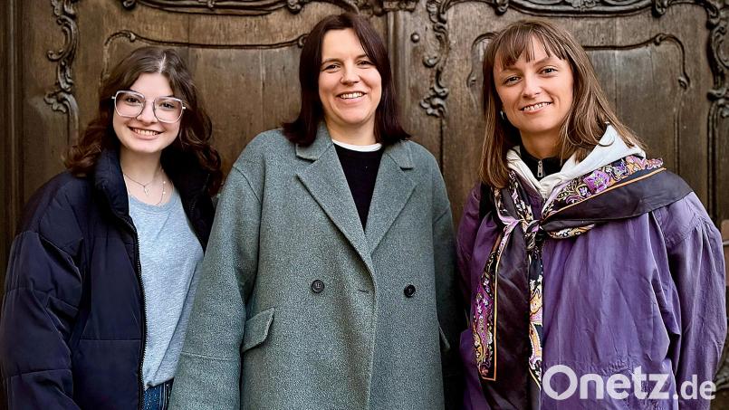 Neben Bianca Kruppa (rechts), der Mediatorin des Projekts, kamen zwei der Neuen Auftraggeberinnen zum Pressegespräch: Jenny Edel (links), die die Rhythmische Sportgymnastik beim Inter Bergsteig leitet, und Kerstin Frey, die als Lehrerin an der Barbara-Grundschule unterrichtet. Bild: Peter Ringeisen