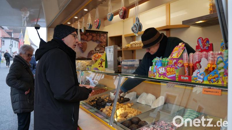 Die Süßigkeiten von Gabi Gehr (rechts) waren an diesem Marktsonntag sehr beliebt, auch der Erbendorfer Pfarrer Martin Besold (Mitte) stattete dem Marktstand einen Besuch ab. Bild: Julia Benkhardt [jbe]
