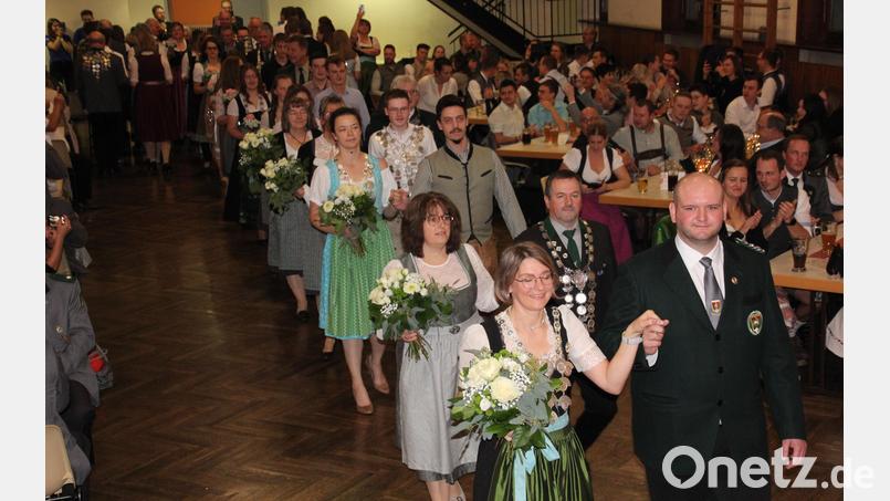Imposanter Einzug der Schützenkönige mit ihren Partnern in die Stadthalle. Bild: kro