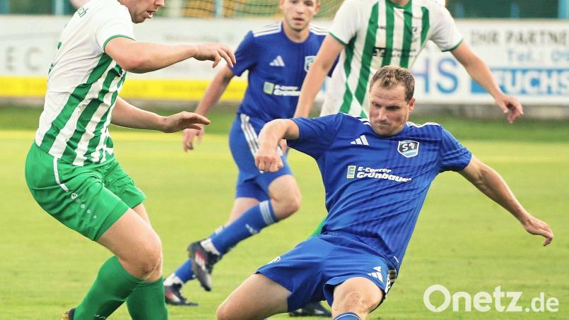 Spielertrainer Andy Wendl vom SV Etzenricht zeigt Zweikampfstärke: Der SVE bezog dennoch eine 1:4-Niederlage in Bad Abbach. Archivbild: war