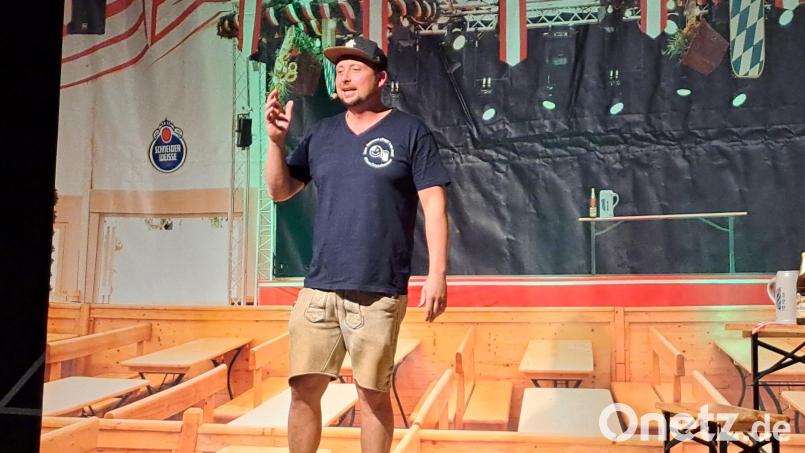 Alfons Doppelhammer alias "Fonse" strapazierte die Lachmuskeln der Gäste im Vereinsstodl in Dauerschleife. Bild: wel