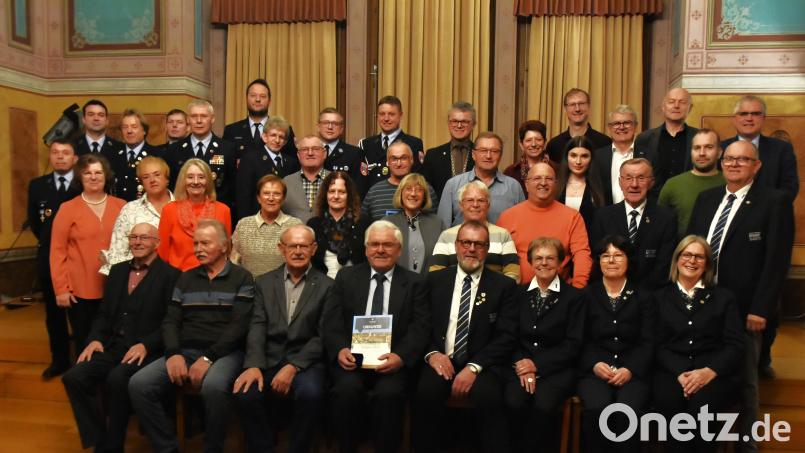 Bürgermeister Martin Birner (obere Reihe, Mitte), seine Stellvertreterin Margit Reichl (obere Reihe, Fünfte von rechts), Stellvertretender Landrat Richard Tischler (obere Reihe, rechts) und Landtagsabgeordneter Martin Scharf (obere Reihe, Dritter von rechts) freuen sich mit den Geehrten. Bild: wel