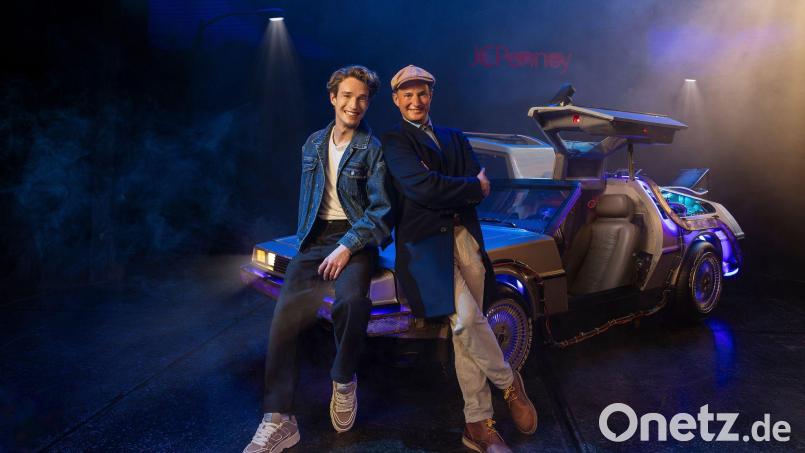 Ab in die Vergangenheit - und zwar mit dem DeLorean: Wer in Hamburg das Kultauto in dem Musical „Zurück in die Zukunft“ fahren darf, steht jetzt fest. Es sind die Musicaldarsteller Raphael Groß und Jan Kersjes. Bild: Morris MacMatzen/Stage Entertainement/dpa